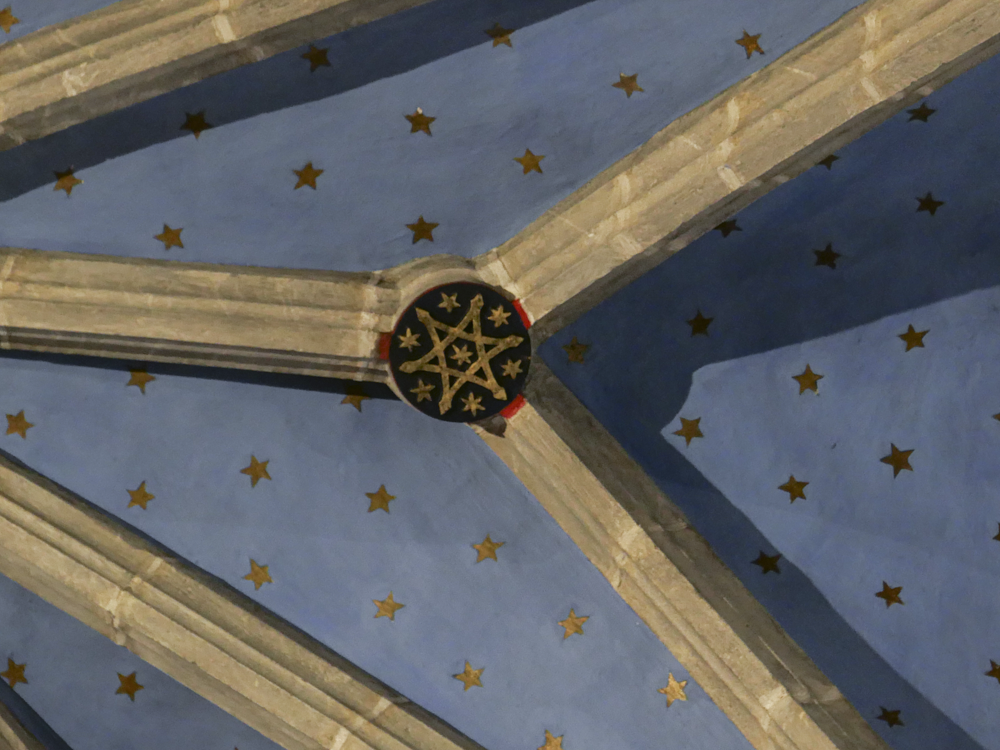 Clé de voûte XVIe s (polychromies et dorure XIXe s.) et nervures peintes (XVIe s)