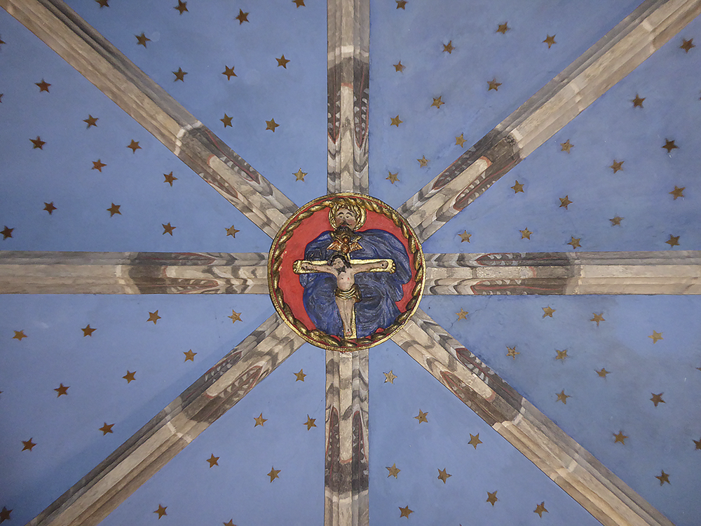 Clé de voûte XVIe s (polychromies et dorure XIXe s.) et nervures peintes (XVIe s)
